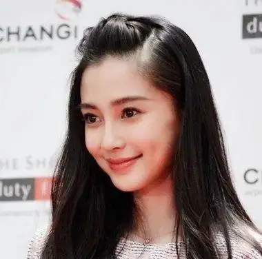 扎刘海的发型用发夹将头发固定起来,扎刘海发尾的卷曲线条也天然的多