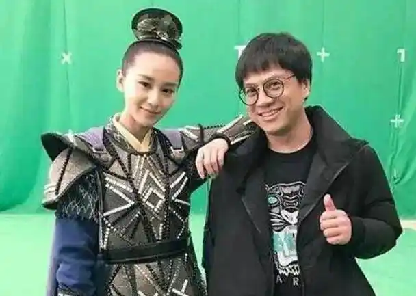 再看宋茜这个连美颜相机都hold不住的超级大脑门,日常造型发际线也很