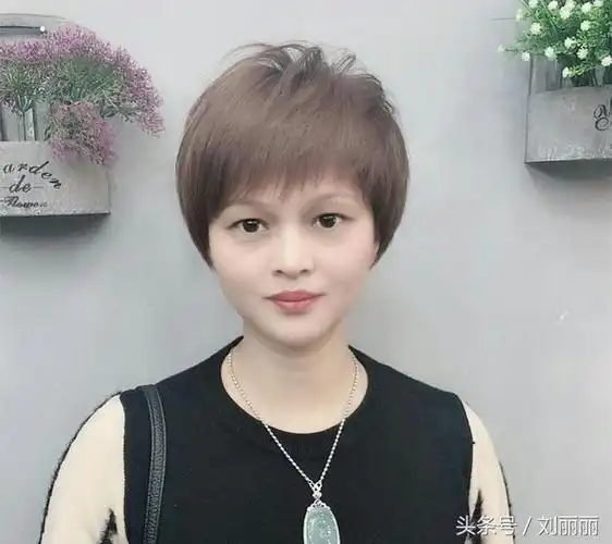 (大圆脸适合的短发发型图片 减龄) - 冷求网