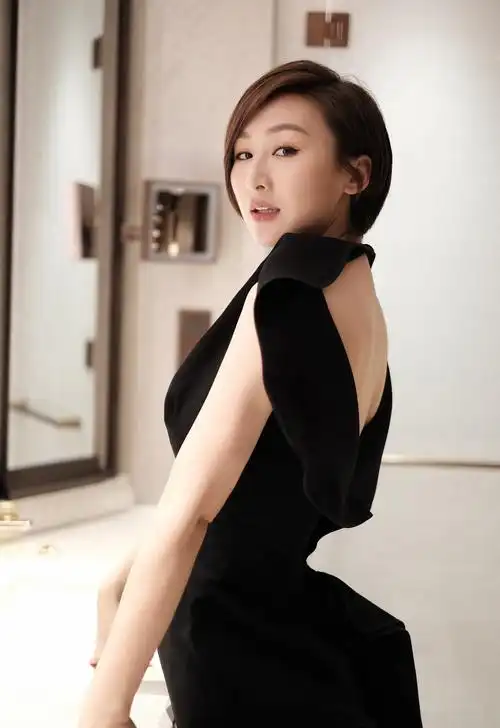 tvb演员秀曲线,穿着大胆常演"坏女人",花16年绿叶变花旦