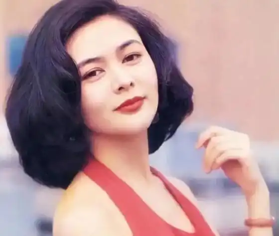 关之琳1962年出生香港,祖籍辽宁沈阳,专业的影视演