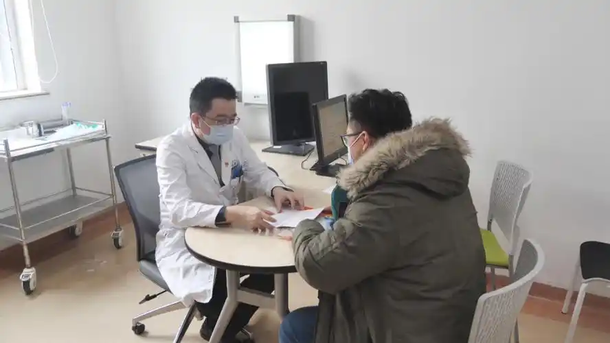 汪明医生正在帮一名患者看诊.受访者供图