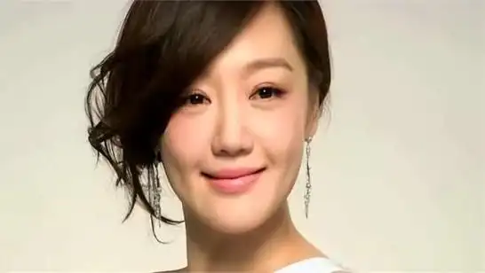 当胡歌走过来时,袁弘迅速向他介绍了薛佳凝.