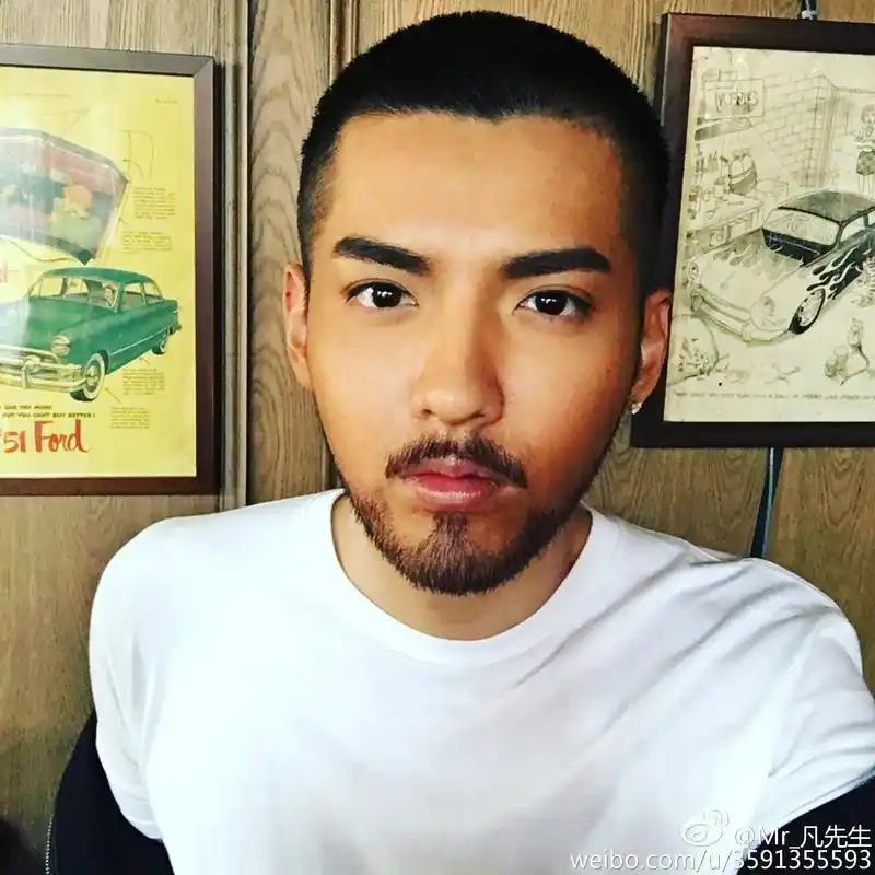 吴亦凡染过的发色像是一道彩虹,换发型次数比我洗头还多!