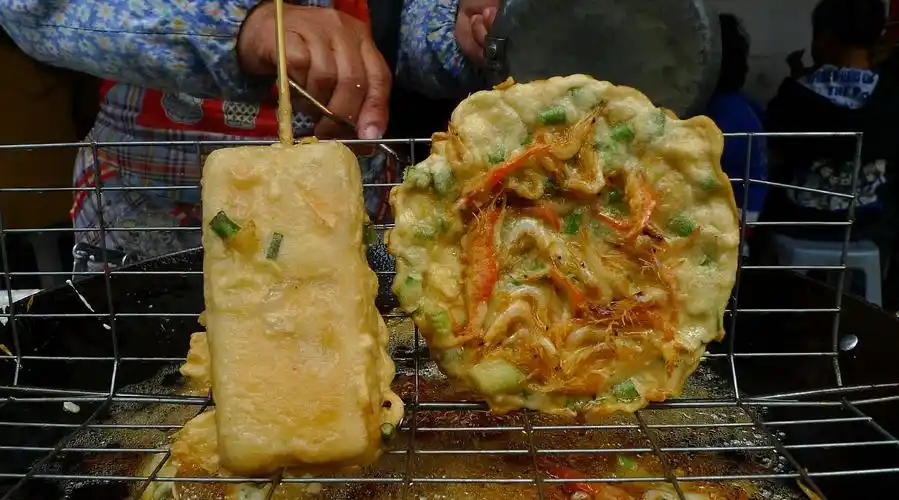 广西北海老街小吃众多,但一定要试试鲜香酥脆的传统炸虾饼,(北海的