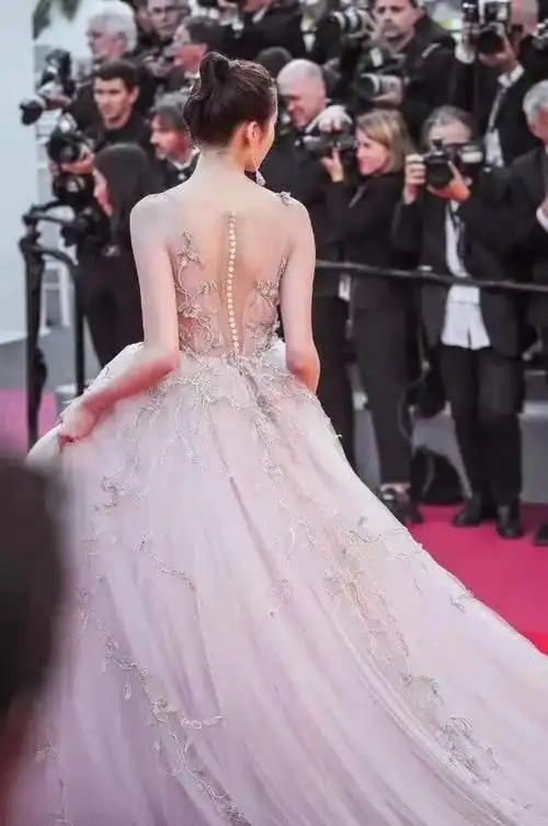 富贵包,虎背熊腰,勒出赘肉等问题很明显|礼服|杨幂|张雨绮|露背装