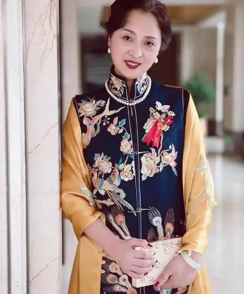 两位亲家母婚礼上出风头了!同穿红色旗袍比美,美艳胜过了新娘