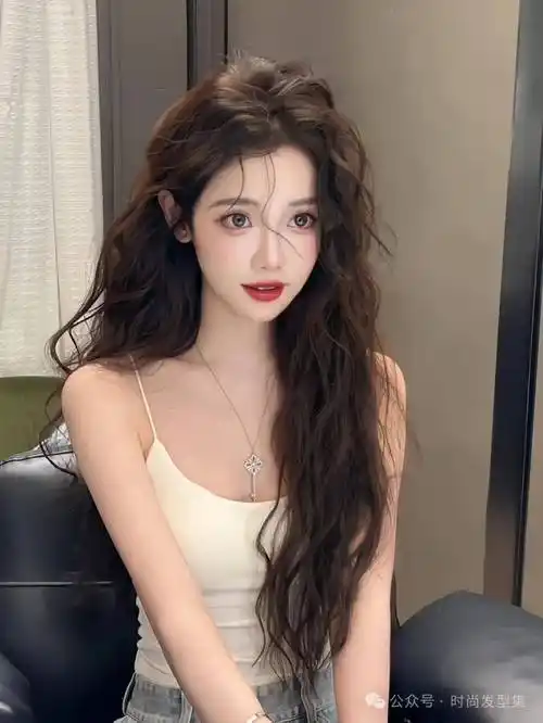 由于大波浪的发束宽度较大,这种造型通常更适合中长发的女生,尤其是