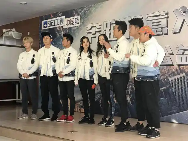 跑男8人同台新浪娱乐讯 今天《奔跑吧》兄弟在大连召开发布会,这也是