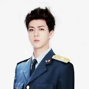 吴世勋穿军装戴军帽的图片,特别帅,和军训时的教官,特种部队兵差不多