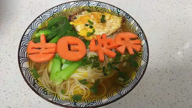 美味爽口的清汤鸡蛋面来啦,还可以做成生日面,做给你的家人吧