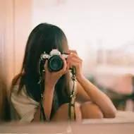 qq头像女生拿着相机唯美拿着照相机的女生头像图片