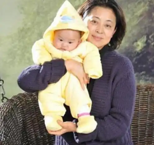 倪萍罕见晒儿子近照,曾为救儿子掏空家底,如今儿子20岁健康聪明