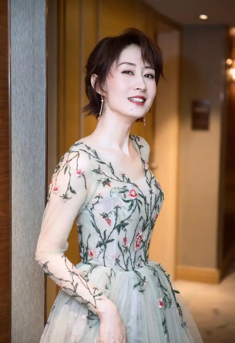 刘敏涛的"花仙子裙"火了,配"卡子耳坠"时尚又减龄,美回18岁