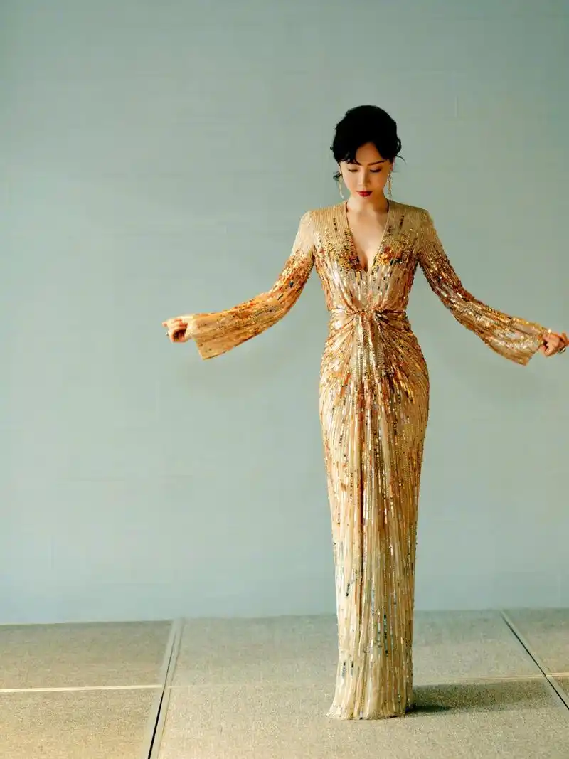 陈数写真,一袭金色亮片礼裙,知性优雅,美丽迷人