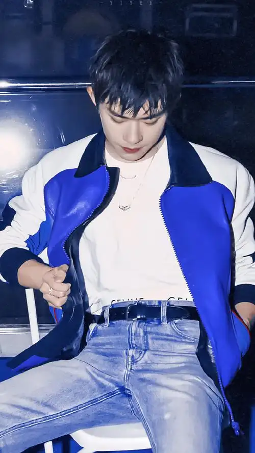 易烊千玺二十冠岁朝暮锦程