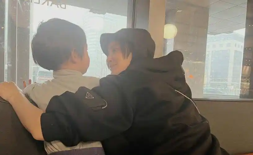 张歆艺陪孩子睡帐篷,两个大人蜷着腿睡在外面,小家伙