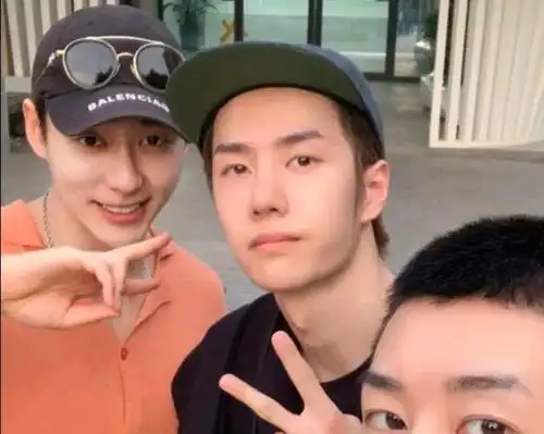 王一博,素颜合照路人,无惧颜值不愧是酷盖