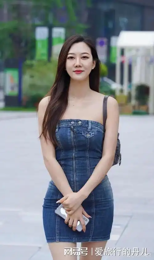 长发美女身穿深蓝色抹胸收腰牛仔裙脚踩黑色尖头高跟鞋青春减龄