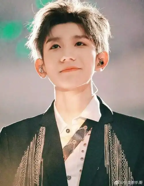 "大家好,我是组合里面最萌最阳光最可爱的王源",小孩成长为少年,后来