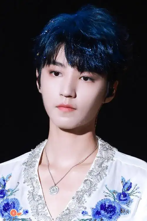 王俊凯愚人节团建生图##愚人节站姐团建