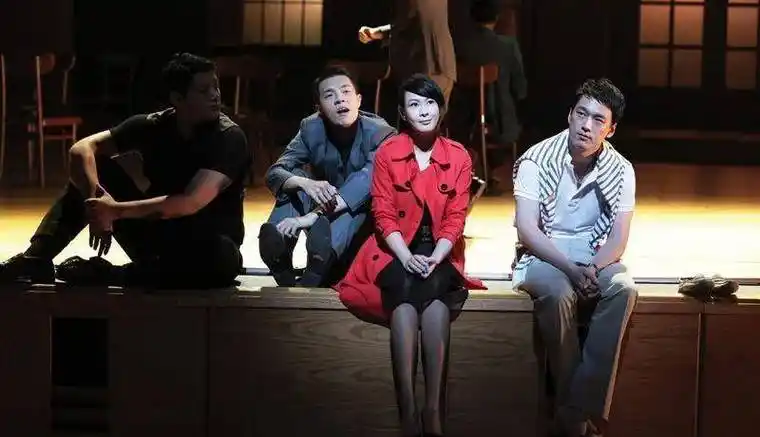 他孤注一掷般地放弃了所有的商演,策划,电视剧的邀约,投入舞台剧的