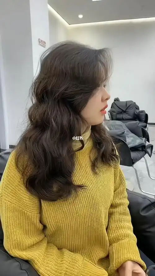 女生浪漫卷发蓬松法式烫港风烫发发型推荐