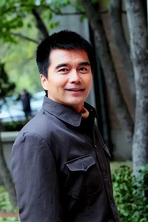 大器晚成的男明星不少,但53岁再度翻红的却没有几个,许亚军便是其中之