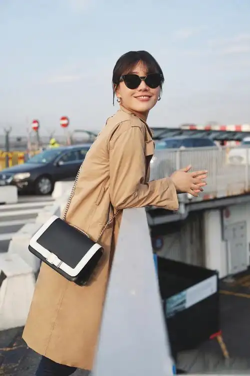 马思纯米兰风衣街拍图片[6/6]_明星_美桌网