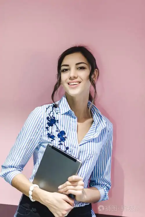 照片 咖啡馆里的职场女性.