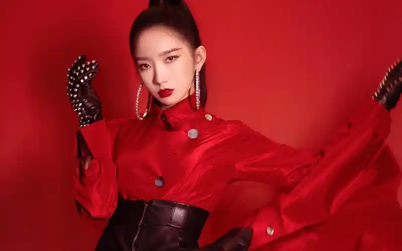 孟美岐烈焰骑士造型性感图片壁纸