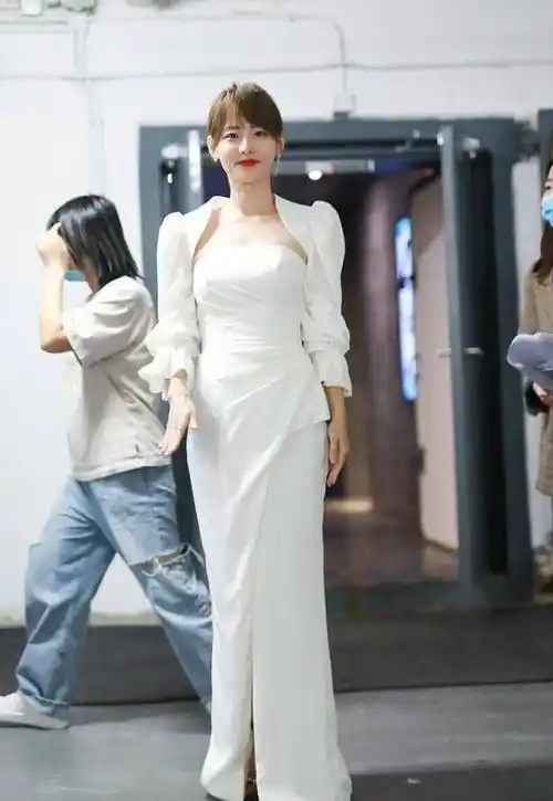 原创张嘉倪穿白色连衣裙太纯情了还挺有清纯感的看起来不显龄