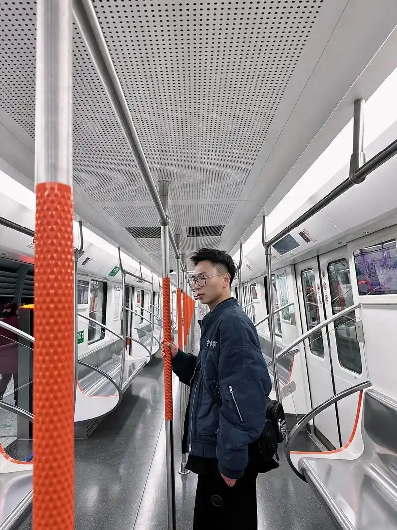 一个人.一人坐地铁并非孤单,而是特别自由#地铁随拍 #让喜欢 - 抖音