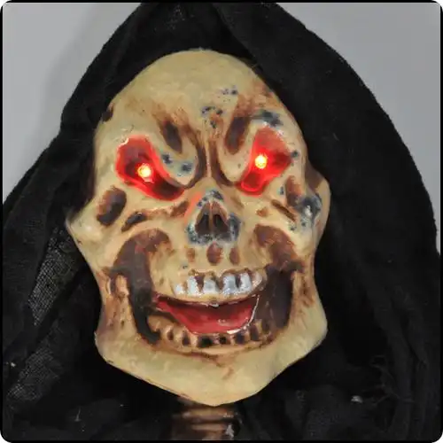 眼睛发红光,黑长袍骷髅头胸骨外露,万圣节恐怖装饰品搞怪密室吊鬼