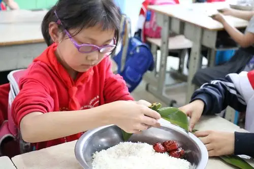 博山镇金晶学校开展"我们的节日·端午节"主题系列活动-师生包粽子