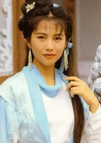 1989年参加无线电视举办的超级模特大赛,1991年,17岁的蔡少芬参加香港