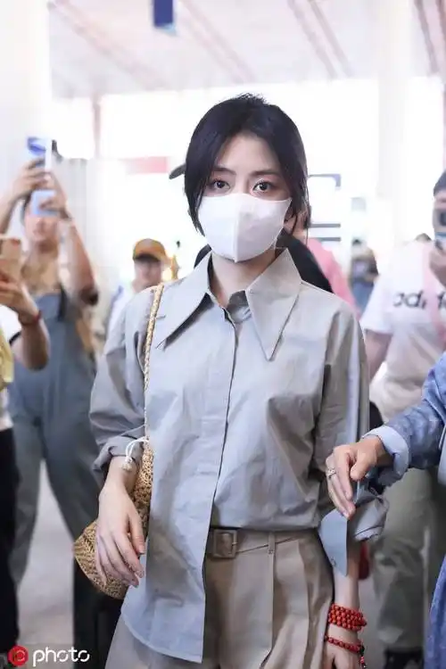 谭松韵现身北京机场 衬衫搭配卡其色短裤清爽利落