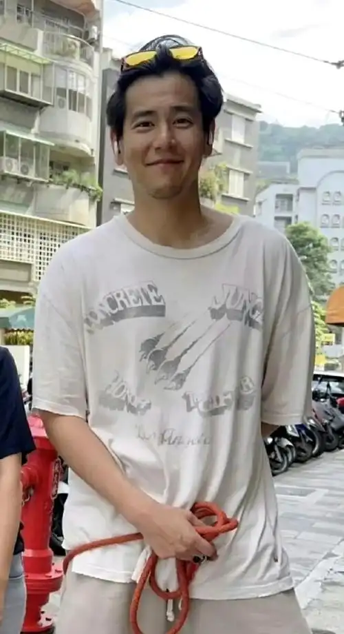 彭于晏素颜遛狗被偶遇#彭于晏素颜遛狗被偶遇,42岁素颜状态还是很