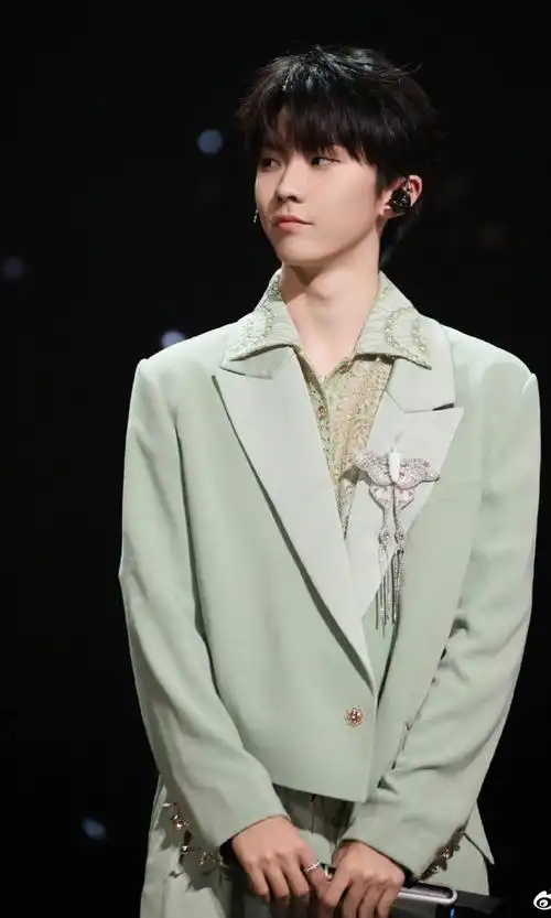 马嘉祺绿色镂空衬衫##马嘉祺绿色西装造型