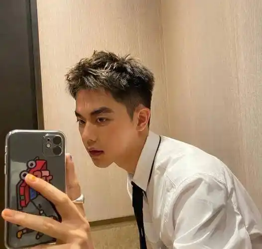 原创过了18岁的男生发型不这样剪都不知道自己有多帅