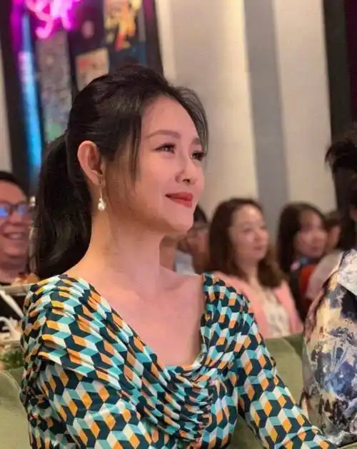 原创大s出席活动状态真好穿u领裙有骨感美扎高马尾哪像两娃妈