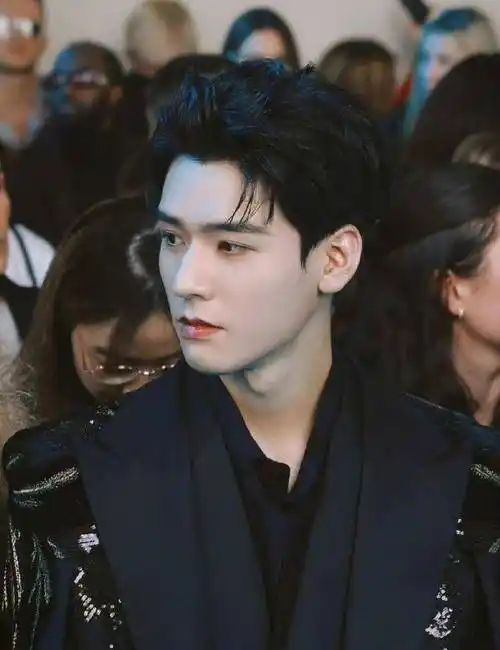 路人镜头下的龚俊到底有多美?立体五官独特,1.