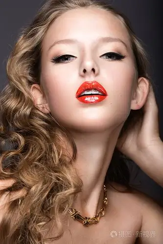 晚上化妆, 红红的嘴唇与卷发的美丽女人.美丽的脸