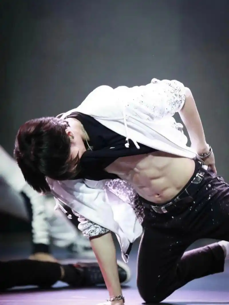 王一博最新腹肌壁纸,想要的私我