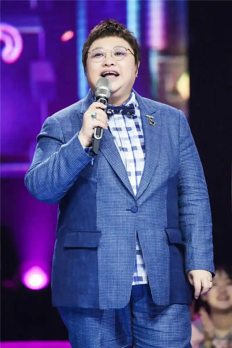 6岁父亲去世,9岁母亲改嫁,从小饱受孤独这才成就了如今的韩红