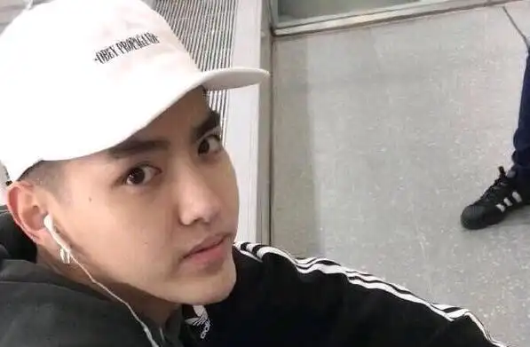 吴亦凡生日照全身美黑,脖子胸口色差好大!网友:几天没洗头了?