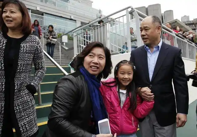 李宁妻子真是风韵犹存不显老,李宁都有白头发了,也不见妻子变老