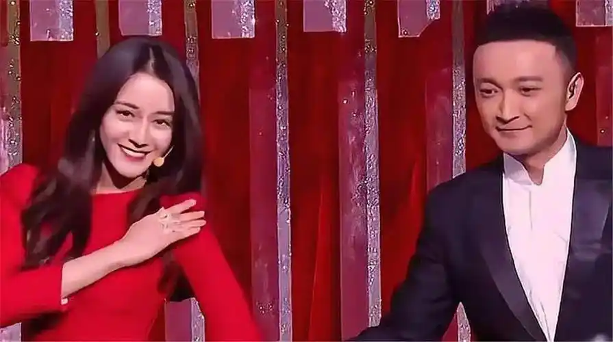 尼格买提叫的是迪丽热巴全名 真的暖心了 是尊重是细节也是感动_名字