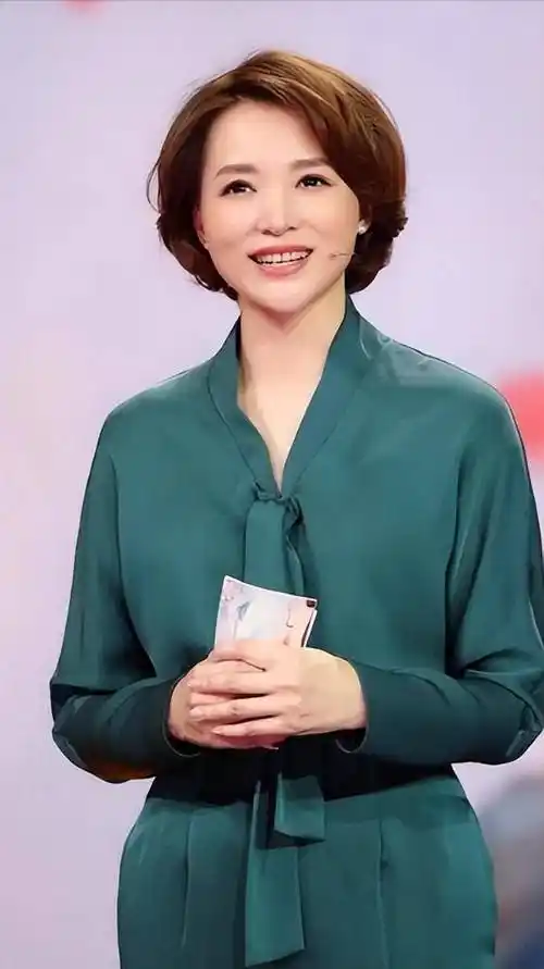 这一次,好口碑被丈夫尽毁的董卿,竟以这种"姿态"回归了