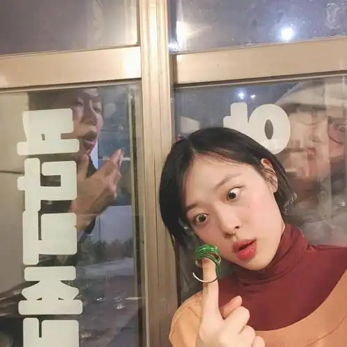 崔雪莉成熟中分马尾胜狗啃刘海 素颜出境皮肤嫩滑好到惹人嫉妒